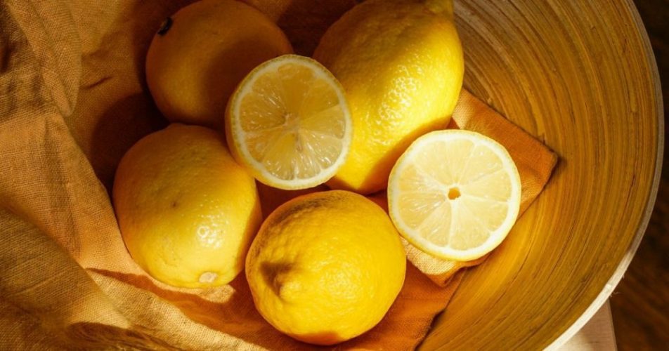 Як найкраще зберігати розрізаний лимон