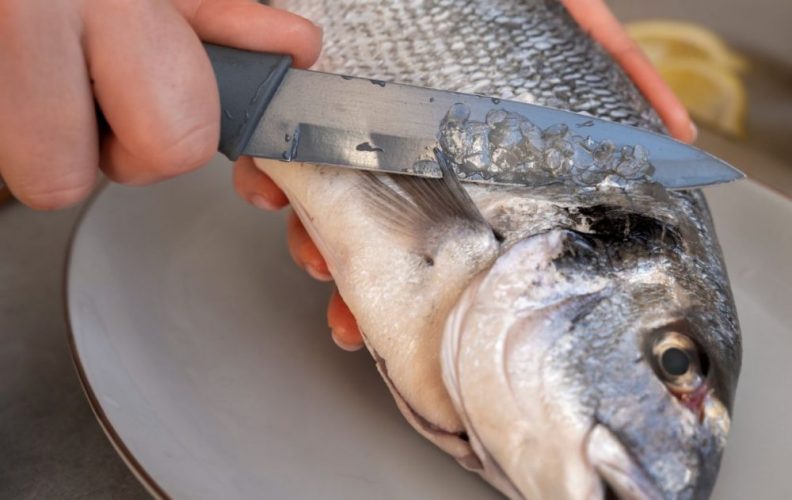 Як почистити рибу, не забруднивши всю кухню лускою