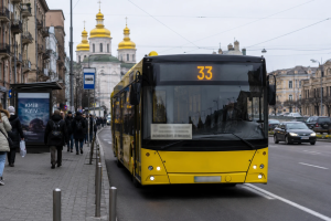 Автобус 33 Київ: надійний зв’язок між станцією метро «Лісова» та Лісним масивом