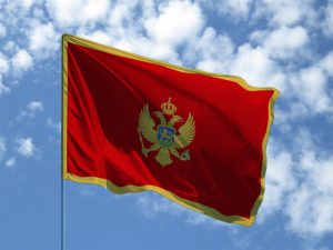 Прапор Чорногорії: червоний стяг із золотим орлом як символ свободи та спадщини