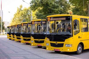 111 маршрутка Дніпро з’єднує житловий мікрорайон Парус-2 з площею Вокзальна, пропонуючи прямий шлях довжиною близько 11 км через низку мікрорайонів, промислові території та набережну. Поїздка триває в середньому 35–45 хвилин залежно від трафіку та часу доби. Це один із практичних варіантів для тих, хто живе в Парусі, Покровському чи районі Червоного Каменю і потребує доїхати до залізничного вокзалу, автовокзалу чи центральних частин міста без пересадок.
