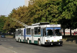 24 тролейбус Харків курсує між станцією метро «Академіка Барабашова» та 602-м мікрорайоном Салтівки. Це короткий, але надзвичайно важливий для місцевих жителів маршрут протяжністю близько 4,2 км в один бік. За даними транспортних ресурсів міста, повний оборотний рейс займає приблизно 37 хвилин, а інтервал руху в будні тримається на рівні 10–15 хвилин.