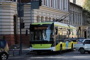 5 тролейбус Кропивницький з’єднує 101-й мікрорайон на околиці з головним залізничним вокзалом, долаючи майже 11 кілометрів за півгодини-годину залежно від часу доби. Два сучасні тролейбуси з автономним ходом курсують цим маршрутом щодня, перевозячи студентів до університетів, пацієнтів до обласної лікарні, працівників до центру та мандрівників до поїздів.