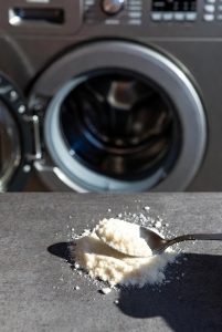 Скільки лимонної кислоти сипати в пральну машину: точні пропорції та ефективна чистка від накипу