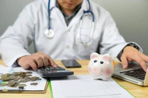 Як формується зарплата сімейного лікаря: механізм 2026