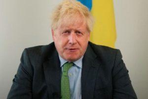 Борис Джонсон назвав удар РФ по поїзду біля Польщі безглуздим