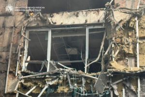 Удар безпілотника по бізнес-центру в центрі Дніпра: троє загиблих