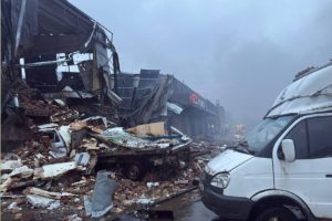 Нічний обстріл пошкодив сортувальне депо «Нової пошти» в Києві