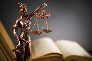 День суду в українській мові тримає одразу два вантажі: професійне свято тих, хто щодня виносить вироки в залах, і давню есхатологічну картину, де вирок виносить уже не людина. Перше має точну дату — 15 грудня, друге свідомо її не має. Між ними лежить ціла смуга побутових ужитків: «у мене завтра день суду» означає засідання, іспит або розмову, після якої вже нічого не відкрутити.