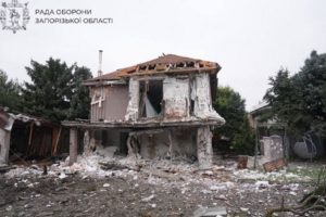 Удари по приватному сектору Запоріжжя: дістали чоловіка з-під завалів