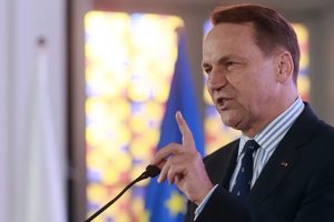 Сікорський назвав тактику США щодо миру в Україні нетиповою