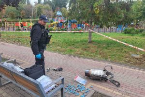 Уламки дрона впали в парку «Орлятко»: двоє жінок поранені